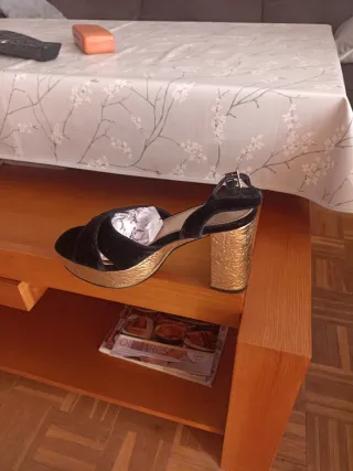 Sandalias de terciopelo negro y tacón dorado