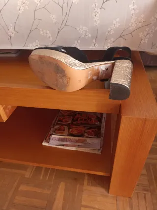 Sandalias de terciopelo negro y tacón dorado