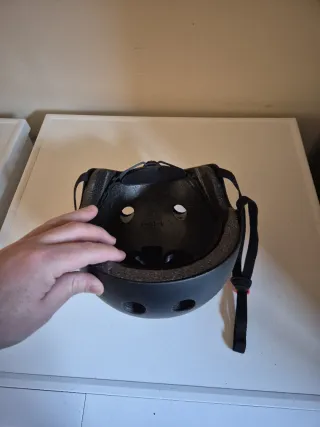 Casco patinete negro