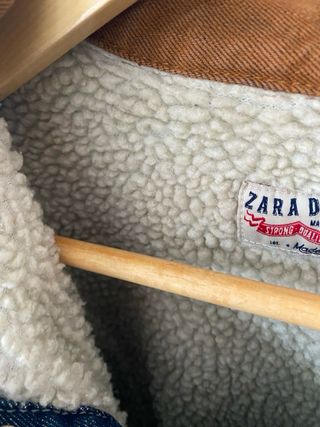 Chaqueta vaquera Zara azul y marrón