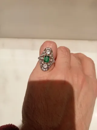 Anillo Plateado con Esmeralda sintetica