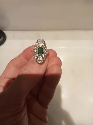 Anillo Plateado con Esmeralda sintetica