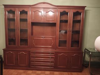 Mueble de salón de madera con vitrinas