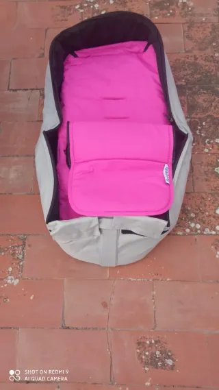 Saco/silla de bebé rosa y gris