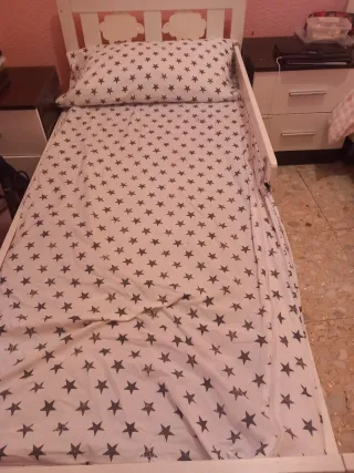 Cama infantil con estrellas