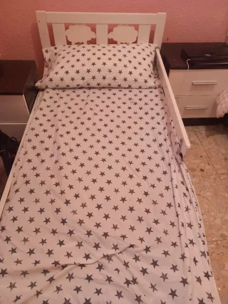 Cama infantil con estrellas