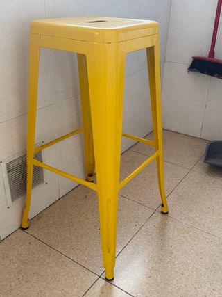 Taburete alto metálico amarillo