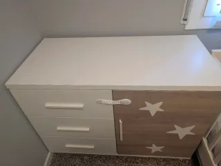 Habitación infantil: Maxicuna y cómoda