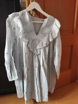 Vestido midi con flores bordadas