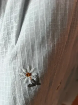 Vestido midi con flores bordadas