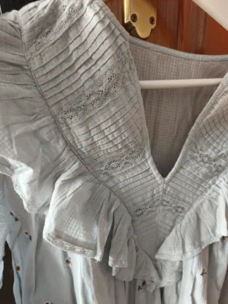 Vestido midi con flores bordadas