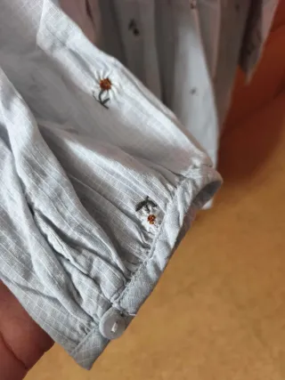 Vestido midi con flores bordadas