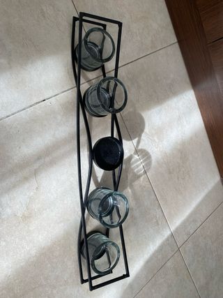 Portavelas metálico con vasos de cristal