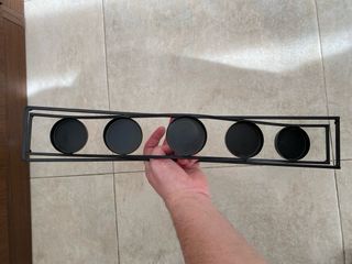 Portavelas metálico con vasos de cristal