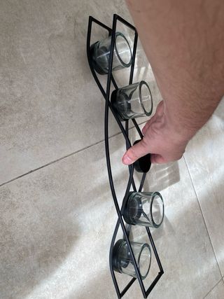 Portavelas metálico con vasos de cristal