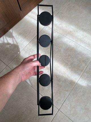 Portavelas metálico con vasos de cristal