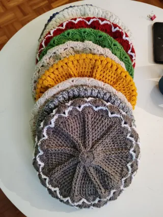 Boinas artesanales  diferentes modelos y colores