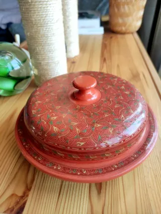 Caja lacada decorada ,con compartimentos