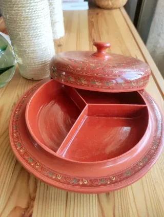 Caja lacada decorada ,con compartimentos