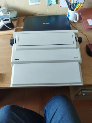 Máquina de escribir Olivetti PT505