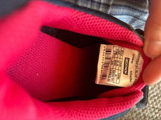 Zapatos de montaña Quechua gris y rosa.