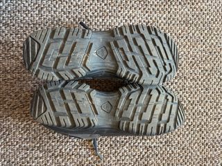 Zapatos de montaña Quechua gris y rosa.