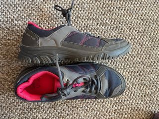 Zapatos de montaña Quechua gris y rosa.