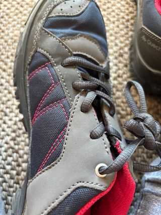 Zapatos de montaña Quechua gris y rosa.