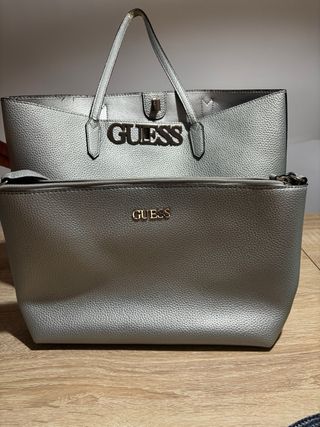 Bolso Guess Plateado Logo Metálico