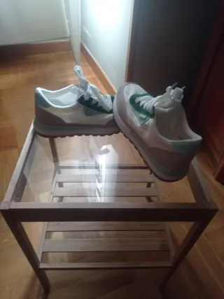 Zapatillas deportivas verdes y blancas
