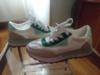 Zapatillas deportivas verdes y blancas