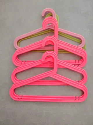 Perchas Ikea Plástico Rosa y Verde