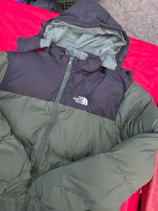 Chaqueta The North Face verde y negra