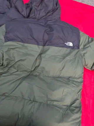 Chaqueta The North Face verde y negra