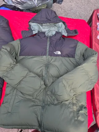 Chaqueta The North Face verde y negra