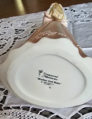 Figura de porcelana inglesa, madre e hijo