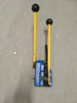 Herramienta flejadora metálica