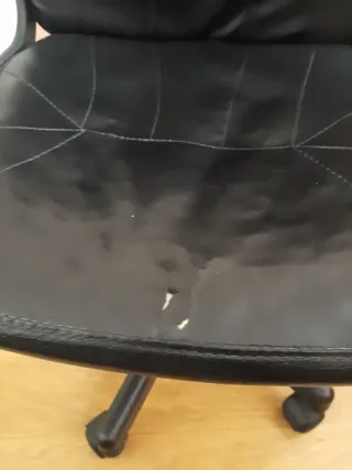 Silla de escritorio negra con ruedas