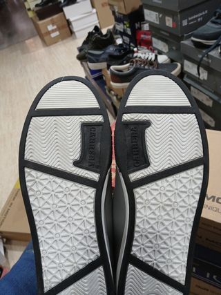Zapatillas Carrera Grises y Blancas talla 40