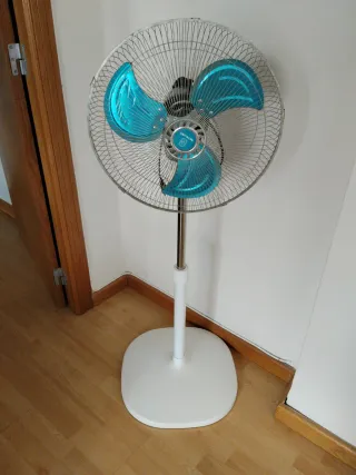 Ventilador de pie azul