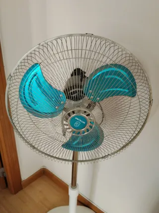 Ventilador de pie azul