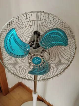 Ventilador de pie azul