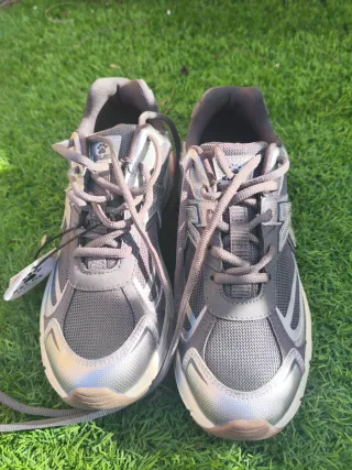 Zapatillas deportivas Kelme grises y plateadas