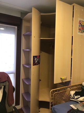 Armario esquinero beige y morado