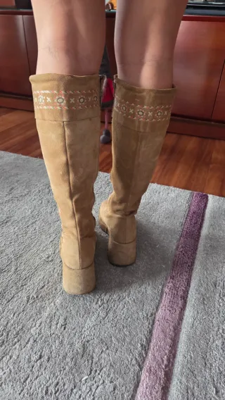 Botas de piel con cuña y bordado