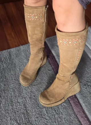 Botas de piel con cuña y bordado