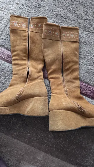 Botas de piel con cuña y bordado