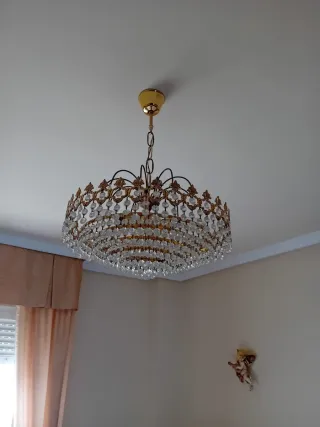 Lámpara de techo dorada con cristales