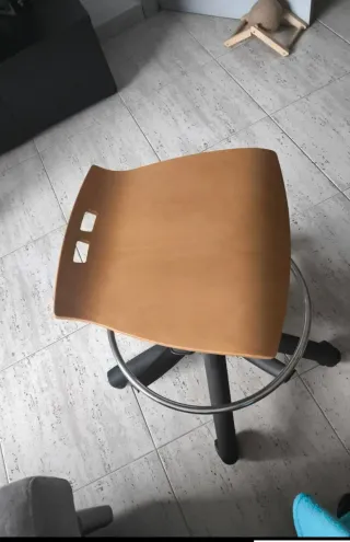 Taburete giratorio regulable en altura