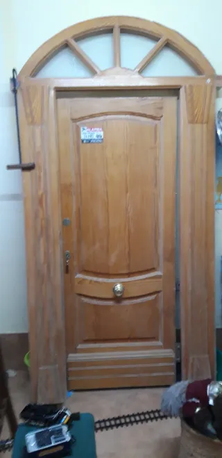 Puerta de madera exterior buen estado